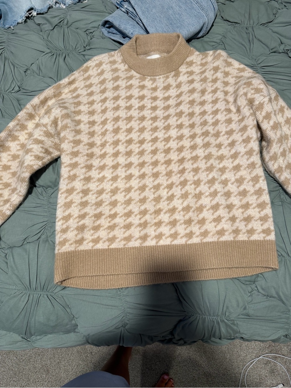 Abercrombie & Fitch Beige and Cream Houndstooth Mock Neck Sweater